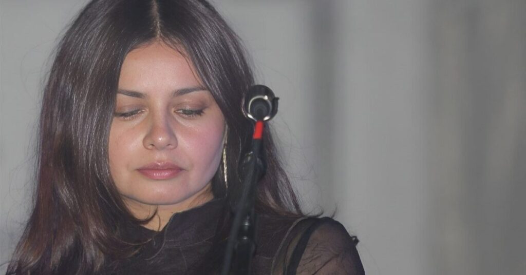 Hope Sandoval Height, Weight and Physical Appearance